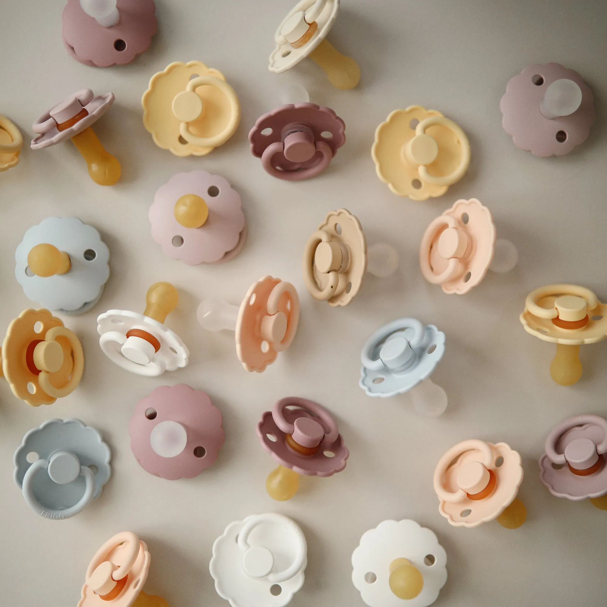 Daisy Natural Rubber Pacifier (Blush)